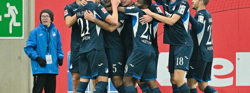 Hoch das Bein: Hoffenheims Vladimir Coufal (r) ist vor HSV-Abwehrspieler Jordan Torunarigha am Ball. - Foto: Uwe Anspach/dpa
