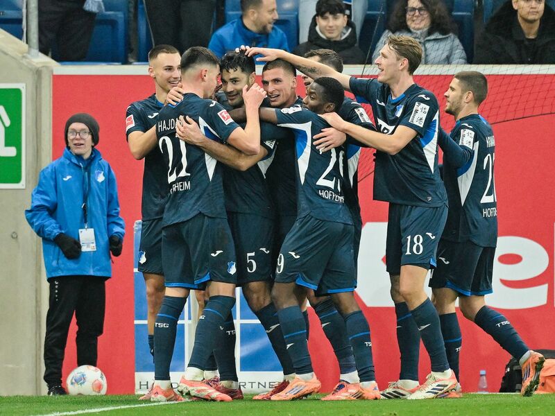 HSV-Profi Jordan Torunarigha (l.): harte Gegenwehr durch Hoffenheim und Vladimir Coufal. - Foto: Uwe Anspach/dpa