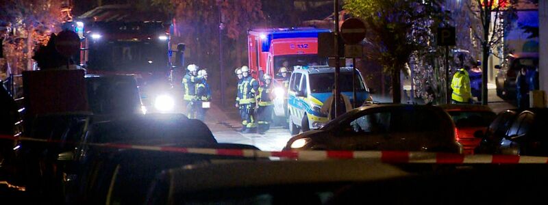 Am frühen Samstagmorgen rückten Einsatzkräfte wegen eines Messerangriffs aus - ein 20-Jähriger soll eine Mutter und vier Kinder attackiert haben. - Foto: Markus Wüllner/Video-Line TV- und Videoproduktion /dpa