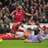 War nach seiner Einwechslung um Offensivaktionen bemüht: Mohamed Salah (in Rot). - Foto: Jon Super/AP/dpa