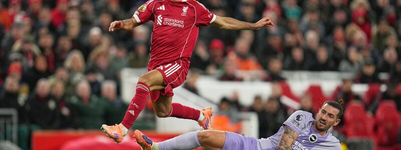 War nach seiner Einwechslung um Offensivaktionen bemüht: Mohamed Salah (in Rot). - Foto: Jon Super/AP/dpa