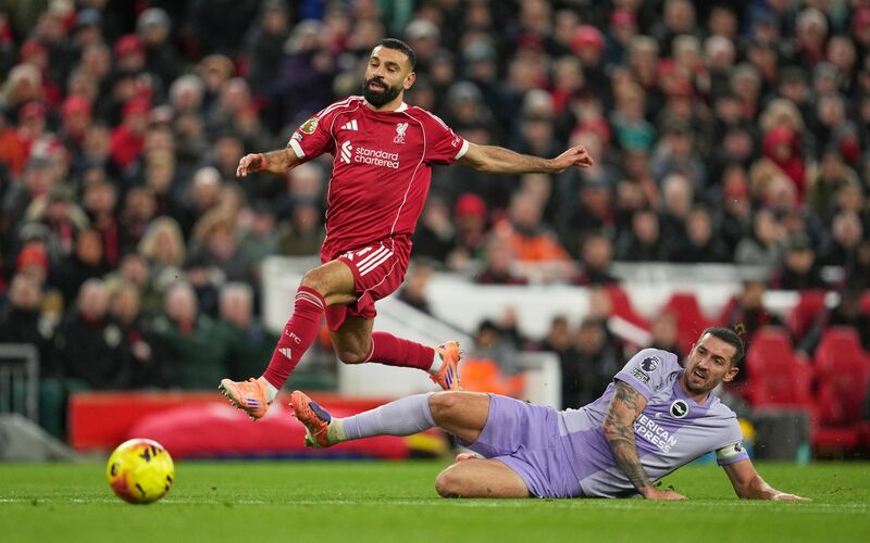 War nach seiner Einwechslung um Offensivaktionen bemüht: Mohamed Salah (in Rot). - Foto: Jon Super/AP/dpa