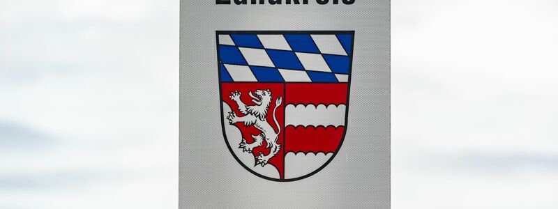 Es wurden fünf Männer festgenommen, die einen Anschlag auf einen Weihnachtsmarkt im Raum Dingolfing geplant haben sollen. (Archivbild) - Foto: Armin Weigel/dpa