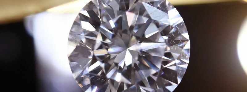 Geschliffen funkeln Diamanten. (Archivbild) - Foto: Uli Deck/dpa