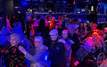 Vor dem Besuch im Club lässt sich Simone Philippe schminken. - Foto: Rachel Sommer/dpa