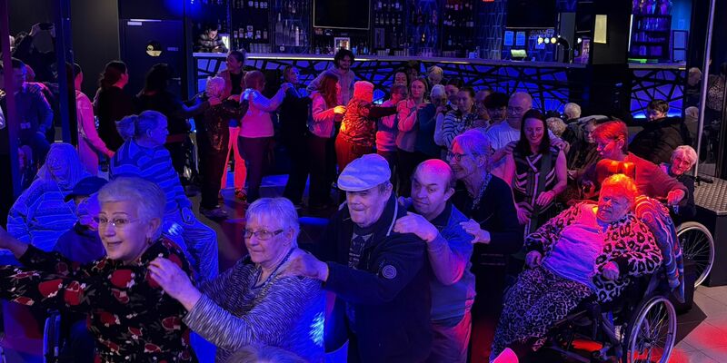 Vor dem Besuch im Club lässt sich Simone Philippe schminken. - Foto: Rachel Sommer/dpa