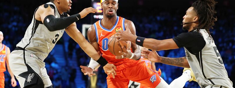 Oklahomas Superstar Shai Gilgeous-Alexander (M) kam gegen die Verteidigung der Spurs nicht zu seinem gewohnten Spiel. - Foto: Ronda Churchill/AP/dpa