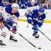 Connor McDavid (l) erzielte zwei Tore bei Edmontons Sieg in Toronto. - Foto: Frank Gunn/The Canadian Press/AP/dpa