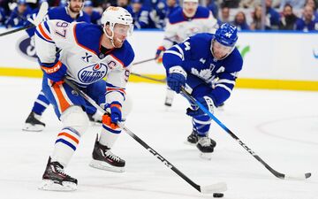 Connor McDavid (l) erzielte zwei Tore bei Edmontons Sieg in Toronto. - Foto: Frank Gunn/The Canadian Press/AP/dpa