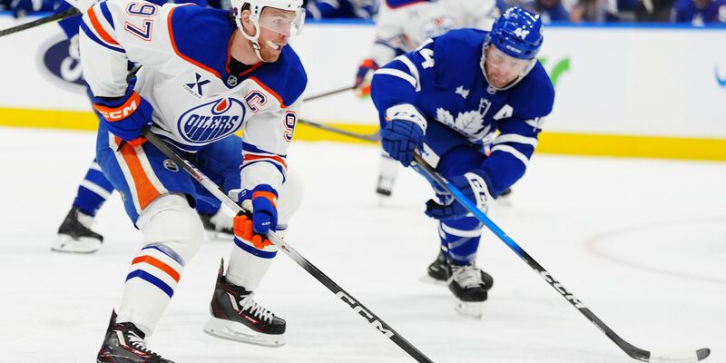 Connor McDavid (l) erzielte zwei Tore bei Edmontons Sieg in Toronto. - Foto: Frank Gunn/The Canadian Press/AP/dpa