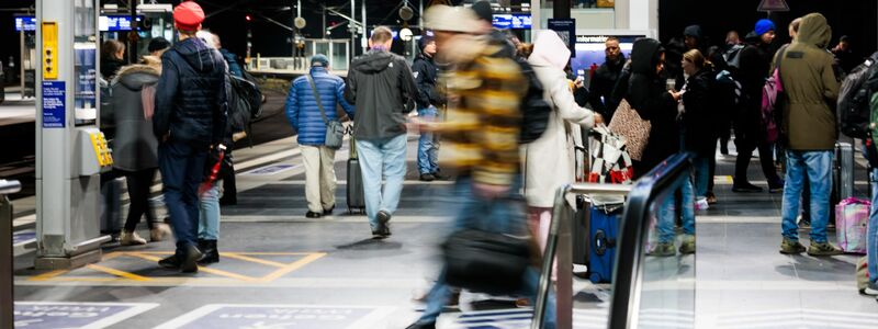 Seit heute gilt bei der Deutschen Bahn und auch an vielen weiteren Stellen im öffentlichen Nahverkehr ein neuer Fahrplan. - Foto: Carsten Koall/dpa