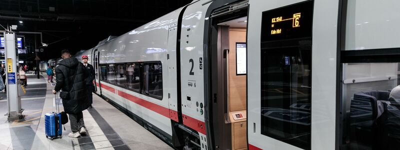 Mit dem neuen Fahrplan hat die Deutsche Bahn auch ein ganz neues Zug-Modell in Betrieb genommen. Auf der Strecke Berlin-Köln werden ab heute neue ICE L eingesetzt. Die Besonderheit: Sie kommen beim Einstieg ohne Treppen aus. - Foto: Carsten Koall/dpa