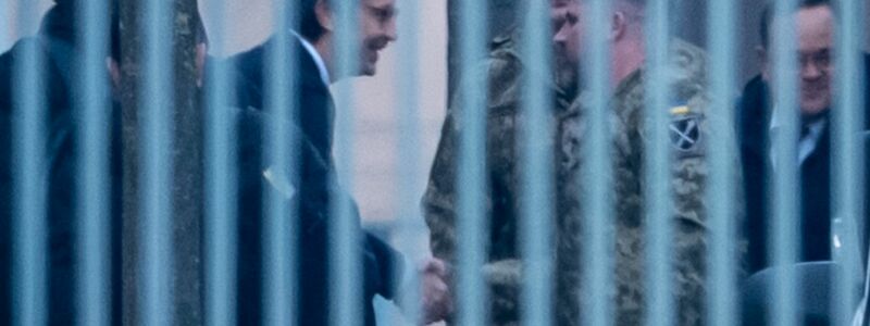 Die Ukrainer trafen zunächst am Kanzleramt ein. - Foto: Michael Kappeler/dpa