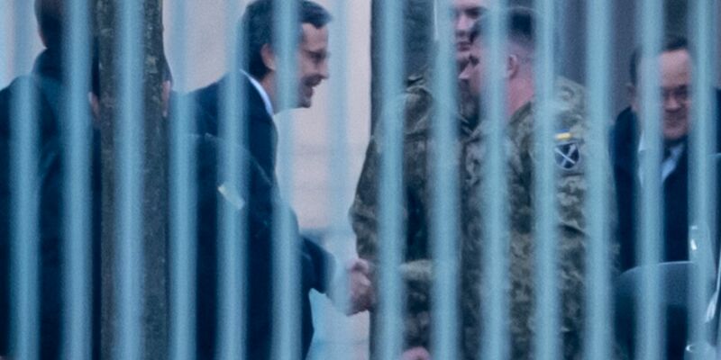 Bundeskanzler Friedrich Merz (CDU) erscheint am Mittag im Kanzleramt. Zu diesem Zeitpunkt sind die US-Delegation und Vertreter der ukrainischen Führung schon in einem nahegelegenen Hotel. - Foto: Michael Kappeler/dpa