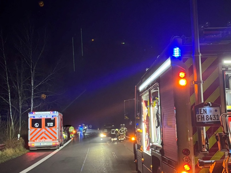 FW-EN: Serie von Containerbränden und Verkehrsunfall halten Einsatzkräfte in der Nacht in Atem - Foto: presseportal.de