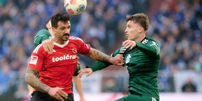 Schalke diesmal in Grün statt Königsblau. - Foto: Bernd Thissen/dpa