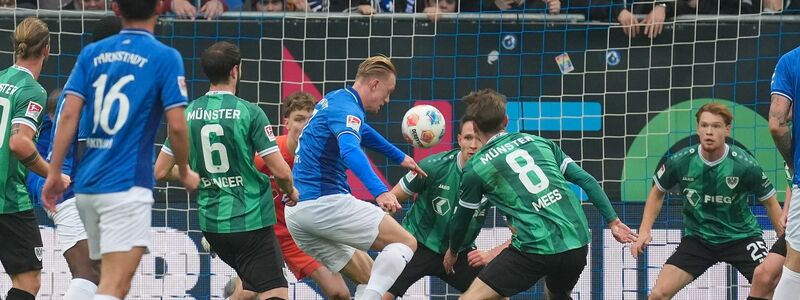 Hier scheitert Darmstadts Torjäger Lidberg noch. - Foto: Marc Schüler/dpa
