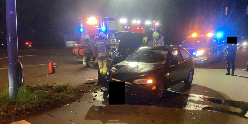 FW Paderborn: Verkehrsunfall in Paderborn, Heinz-Nixdorf-Ring Zwei verletzte Personen nach Kollision von zwei PKW - Foto: presseportal.de