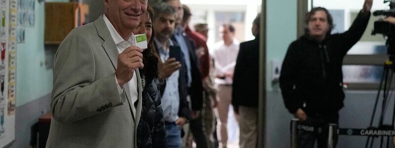 Tausende Anhänger von Kast feierten seinen Wahlsieg auf den Straßen. - Foto: Matias Delacroix/AP/dpa