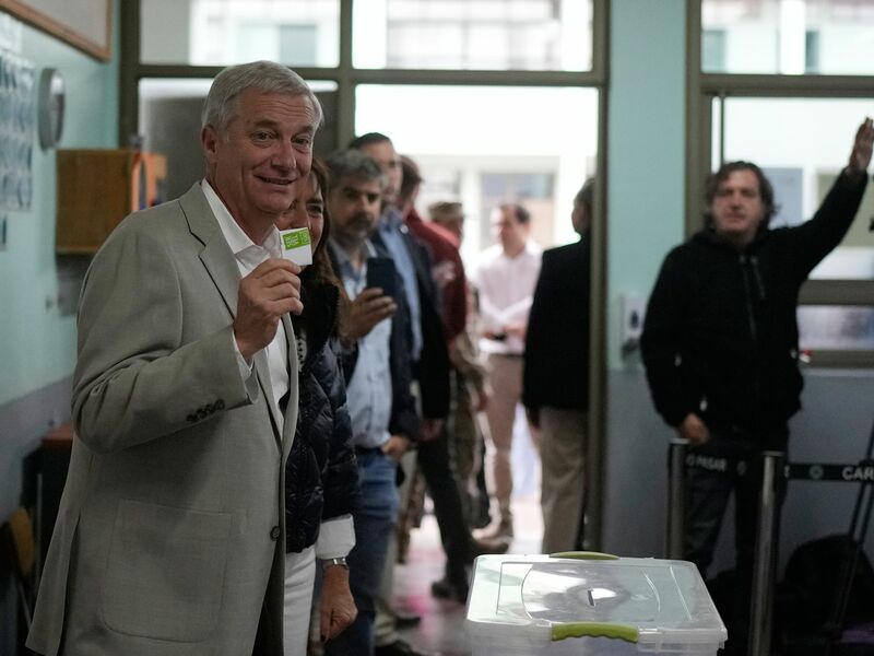 Tausende Anhänger von Kast feierten seinen Wahlsieg auf den Straßen. - Foto: Matias Delacroix/AP/dpa