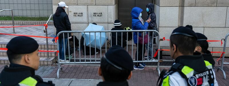 Die Polizeipräsenz vor dem Gericht war hoch.  - Foto: Chan Long Hei/AP/dpa