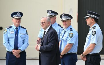 Australiens Premier Albanese kündigt Beratungen über eine Verschärfung der Waffengesetze an.  - Foto: Dean Lewins/AAP/AP/dpa