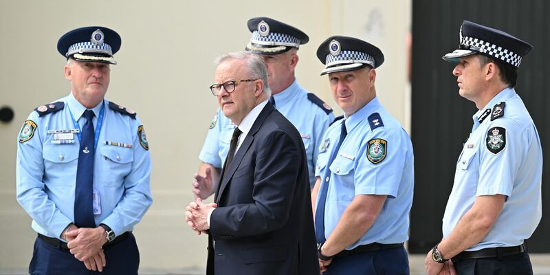 Australiens Premier Albanese kündigt Beratungen über eine Verschärfung der Waffengesetze an. - Foto: Dean Lewins/AAP/AP/dpa