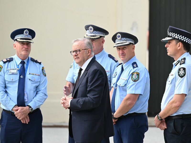 Australiens Premier Albanese kündigt Beratungen über eine Verschärfung der Waffengesetze an. - Foto: Dean Lewins/AAP/AP/dpa