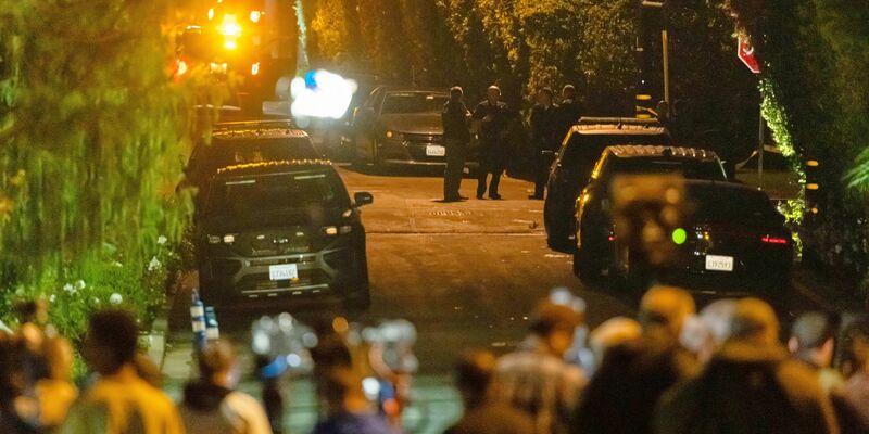 Die Polizei hat den Einsatzort abgesperrt. - Foto: Ethan Swope/AP/dpa