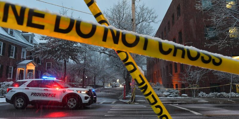 Ein bewaffneter Täter hatte am Samstag an der Brown University zwei Studenten getötet und mehrere verletzt. - Foto: Steven Senne/FR172182 AP/dpa