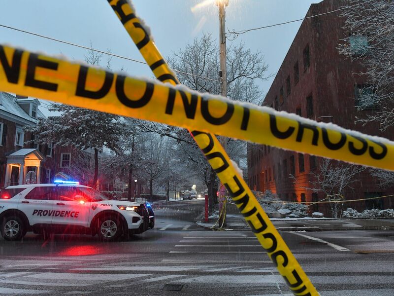 Ein bewaffneter Täter hatte am Samstag an der Brown University zwei Studenten getötet und mehrere verletzt. - Foto: Steven Senne/FR172182 AP/dpa