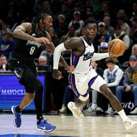 Dennis Schröder (r) erzielte 17 Punkte für die Kings, zum Sieg in Minnesota reichte es aber nicht.  - Foto: Matt Krohn/AP/dpa
