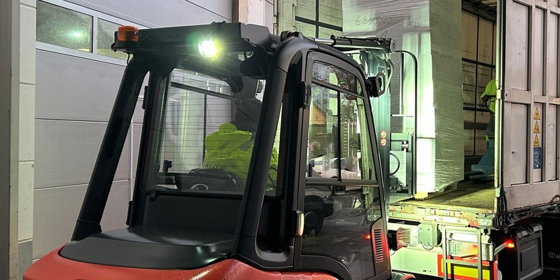 ZOLL-E: Doppelschlag gegen illegalen Zigarettenhandel /zwei Hehlerbanden zerschlagen /fünf Personen verhaftet /10,4 Millionen Zigaretten sichergestellt - Foto: presseportal.de