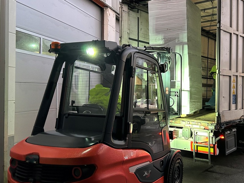 ZOLL-E: Doppelschlag gegen illegalen Zigarettenhandel /zwei Hehlerbanden zerschlagen /fünf Personen verhaftet /10,4 Millionen Zigaretten sichergestellt - Foto: presseportal.de