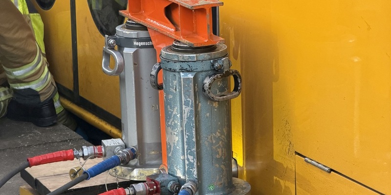 FW Dresden: Verkehrsunfall - Mädchen klemmt zwischen Straßenbahn und Bahnsteig fest - Foto: presseportal.de