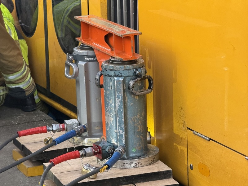 FW Dresden: Verkehrsunfall - Mädchen klemmt zwischen Straßenbahn und Bahnsteig fest - Foto: presseportal.de