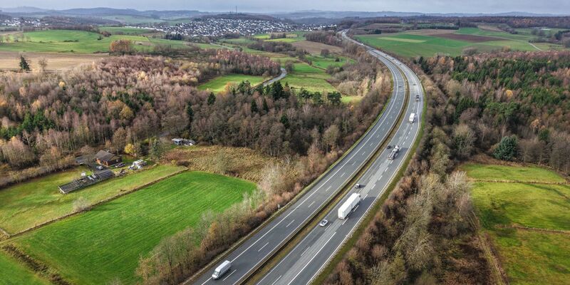 Blick auf die A45 in der Nähe von Olpe, wo im November die abgetrennten Hände gefunden wurden. (Archivfoto) - Foto: Alex Talash/dpa