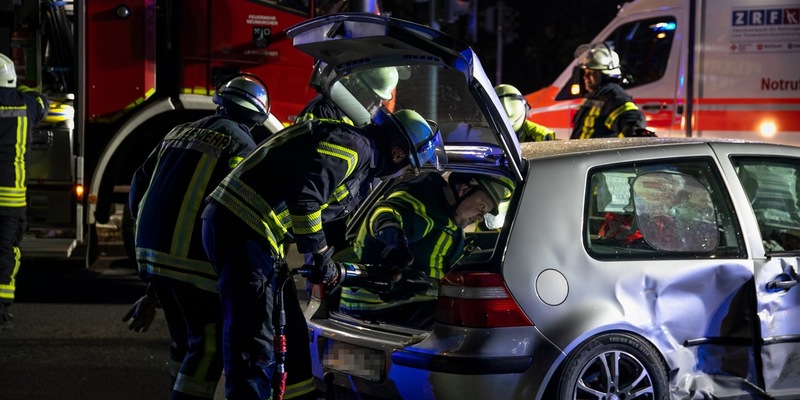 FW LK Neunkirchen: Drei Verletzte bei Unfall - Feuerwehr rettet Schwerverletzte aus Wrack - Foto: presseportal.de