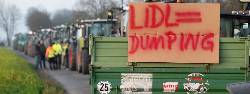 Der Polizei zufolge waren rund 140 Traktoren an der Demo beteiligt. Die Veranstalter nannten höhere Zahlen. - Foto: Marijan Murat/dpa