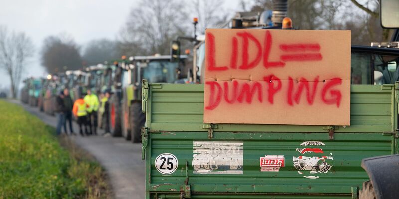 Laut Polizei demonstrierten Landwirte mit rund 140 Traktoren.  - Foto: Marijan Murat/dpa