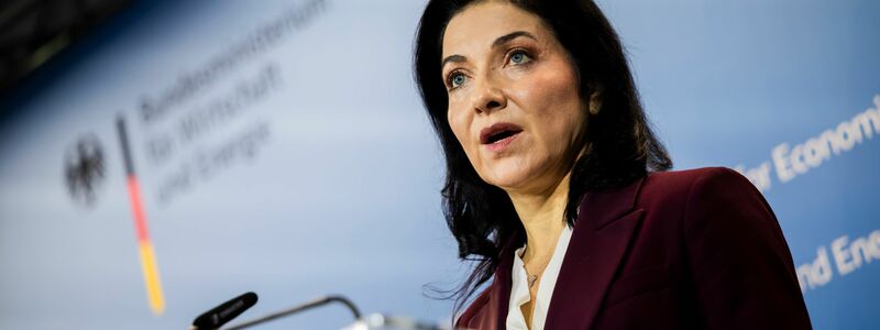 Bundeswirtschaftsministerin Katherina Reiche (CDU) verkündet den Milliardendeal für die Meyer Werft. - Foto: Christoph Soeder/dpa