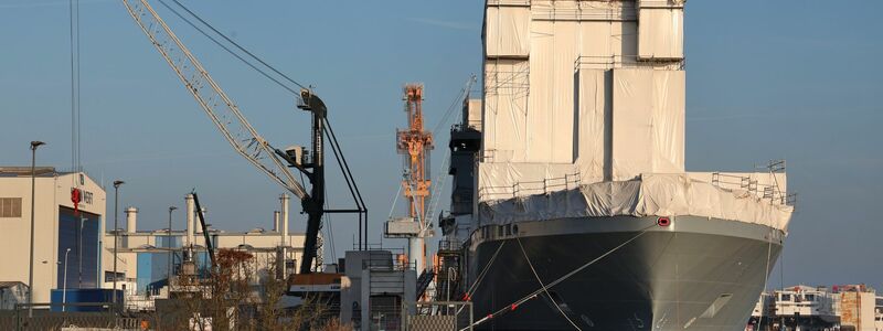 Zusammen mit der Bremer NVL Group ist die Meyer-Werft-Gruppe auch am Bau von Marinetankschiffen für die Deutsche Marine beteiligt, die in Rostock entstehen. - Foto: Bernd Wüstneck/dpa