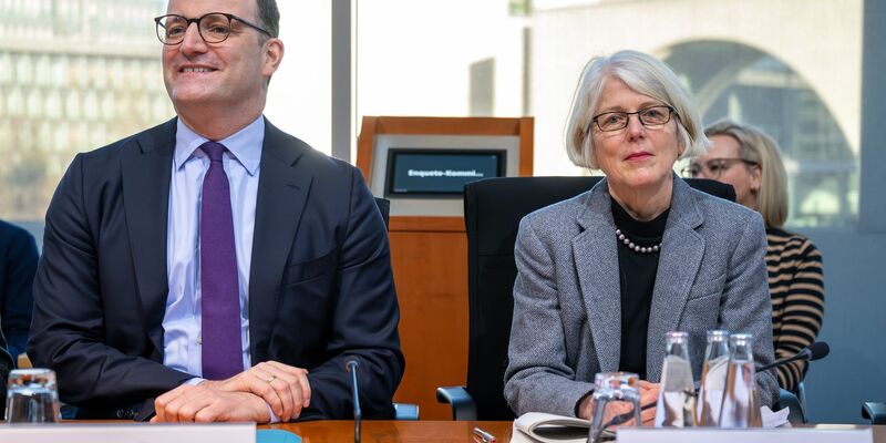 Im Bundestag geht es um Corona: Jens Spahn, Oliver Sivers vom Bundesrechnungshof und Margaretha Sudhof, die als Sonderermittlerin die Maskenbeschaffungen untersucht hatte. - Foto: Soeren Stache/dpa