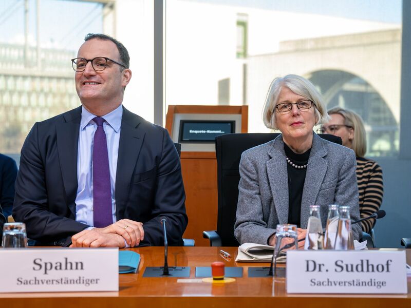 Im Bundestag geht es um Corona: Jens Spahn, Oliver Sivers vom Bundesrechnungshof und Margaretha Sudhof, die als Sonderermittlerin die Maskenbeschaffungen untersucht hatte. - Foto: Soeren Stache/dpa
