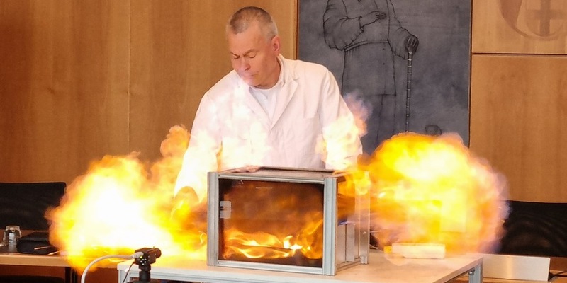 FW Wenden: Wenn Flammen strömen - Feuerwehr Wenden schult sich für den Ernstfall - Foto: presseportal.de