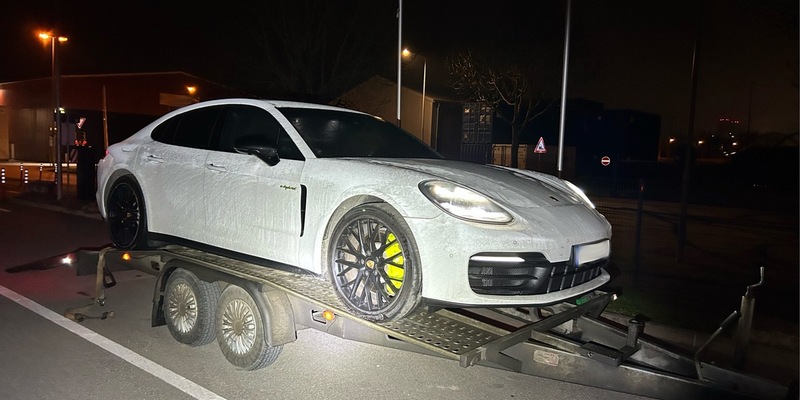 HZA-HN: Teurer Freundschaftsdienst / Weißer Sportwagen vom Zoll sichergestellt - Foto: presseportal.de