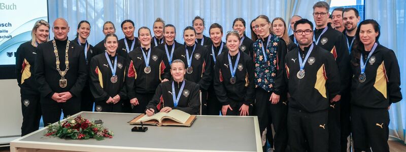 Dortmunds Oberbürgermeister Alexander Kalouti würdigte die deutschen Handballerinnen nach WM-Silber. - Foto: Christoph Reichwein/dpa