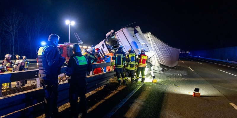 FW Porta Westfalica: 16.12.2025 - BAB2: Schwerer LKW-Unfall / 1 lebensgefährlich verletzte Person - Foto: presseportal.de