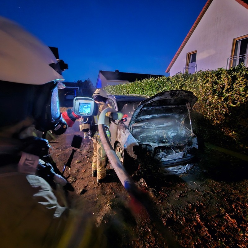 FW Lehrte: Feuerwehr Arpke bekämpft PKW Brand und verhindert Brandausbreitung - Foto: presseportal.de
