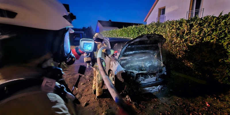FW Lehrte: Feuerwehr Arpke bekämpft PKW Brand und verhindert Brandausbreitung - Foto: presseportal.de
